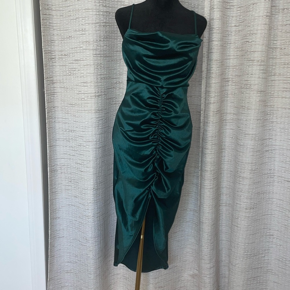 Windsor NWT Hunter green dress. Super flattering. Sz M. Ruching & slit infront.